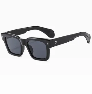 Details einer schwarzen quadratischen Sonnenbrille mit Metallnieten und dickem Rahmen