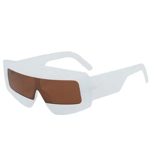 Modische weiße Oversize-Sonnenbrille mit Goldnieten und braunen Gläsern