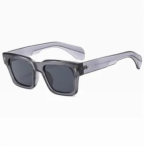 Detailansicht der Vintage-Sonnenbrille mit silbernen Blumennieten am Scharnier und grauem Rahmen