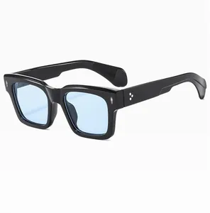 Detail der quadratischen Vintage-Sonnenbrille in Schwarz mit Nieten und hellblauen Gläsern