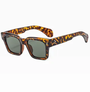 Makro-Detail der quadratischen Schildpatt-Sonnenbrille mit Sternnieten und Gläsern