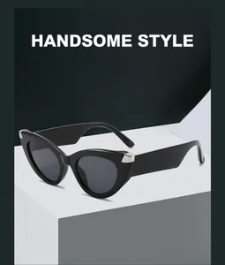 Nahaufnahme der schwarzen Cat-Eye-Sonnenbrille mit silbernen Metalldetails auf Treppen