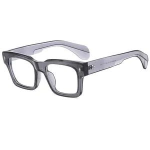 Makroaufnahme der quadratischen Retro-Sonnenbrille mit silbernen Nieten und Details