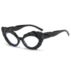 Γυαλιά ηλίου cat eye σε γυαλιστερό μαύρο με μοναδικά ανάγλυφα σχέδια φλόγας στον σκελετό