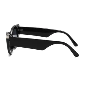 Klassische schwarze Cat-Eye Sonnenbrille mit breitem Rahmen und silbernen Details