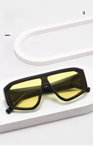 Gros plan sur des lunettes de soleil futuristes avec monture noire et verres teintés jaunes