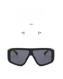 Vue de face de lunettes de soleil futuristes avec monture noire et verres gris