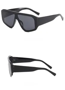 Vue détaillée montrant les profils latéral et arrière des lunettes de soleil futuristes