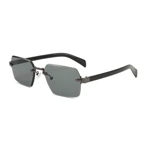Retro randloze vierkante zonnebril met donkergrijze glazen en een gunmetal brug
