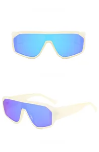 Détails macro de lunettes futuristes avec monture jaune transparente et verres miroirs