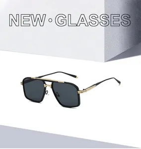 Detalle macro de gafas de sol aviador para hombre con montura negra texturizada y toques dorados