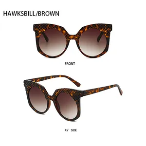 Vues détaillées de face et de côté de lunettes de soleil femme écaille avec verres bruns