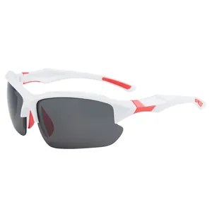 Polarisierte Outdoor Sportsonnenbrille mit weißem Rahmen und roten rutschfesten Nasenpads