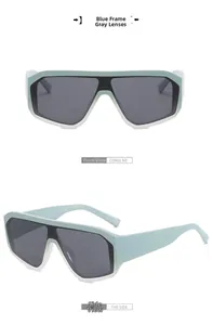 Vues détaillées de lunettes de soleil futuristes avec monture bleue et verres gris
