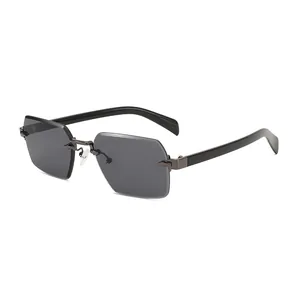 Randloze Mode Zonnebrillen Voor Heren Dames Vintage Getrimde Vierkante Frame Metaallegering Zonnebrillen UV400 Bescherming Buiten Reizen