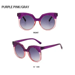 Vues de face et de côté à 45 degrés de lunettes de soleil œil-de-chat violet et rose