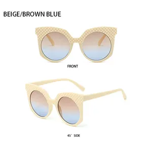 Vues de face et de côté de lunettes œil-de-chat beige à motif losange et verres dégradés