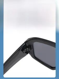 Détail de la charnière métallique de haute qualité sur les lunettes de soleil noires