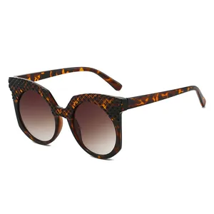 Lunettes de soleil rondes en écaille pour femmes avec texture matelassée et verres bruns