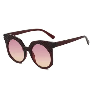 Lunettes de soleil rondes bordeaux pour femmes avec texture tressée et verres dégradés