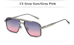 Vista detallada de gafas de sol cuadradas en gris metalizado con lentes degradadas rosa