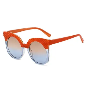 Lunettes de soleil rondes femme avec verres dégradés orange et bleu et monture texturée