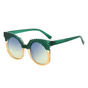 Lunettes de soleil rondes avec monture damier vert et ambre et verres dégradés