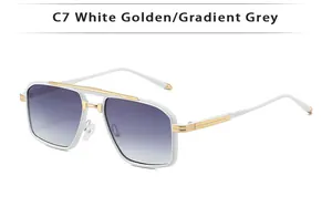 Detalle de gafas de sol cuadradas en blanco y oro con lentes grises degradadas y metal
