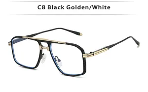 Detalle de montura cuadrada estilo piloto en negro y dorado con lentes contra luz azul