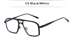 Vista de detalle de gafas de sol cuadradas de metal con doble puente y montura texturizada