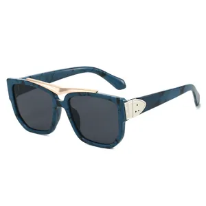 Moderne vierkante zonnebril met blauw marmeren montuur en gouden metalen details