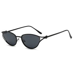 Vintage cat eye zonnebril met zwart metalen montuur en hol pootje design voor dames
