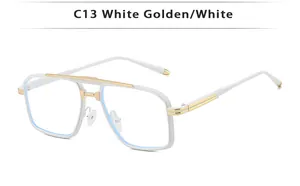 Detalle de montura geométrica de metal blanco y dorado con grabado texturizado C13