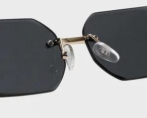 Detail van de gouden metalen neuspads voor randloze zonnebrillen met comfortabele pasvorm