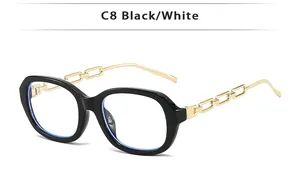 Détail de lunettes de soleil carrées avec branches design en chaîne métallique dorée