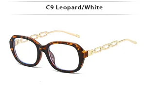 Détail des lunettes de soleil carrées C9 léopard et blanc avec branches en chaîne dorée