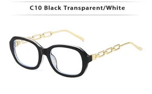 Détail de lunettes de soleil carrées noires avec branches en chaîne de métal doré