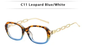 Détail des branches dorées en chaîne sur des lunettes carrées léopard et bleu dégradé