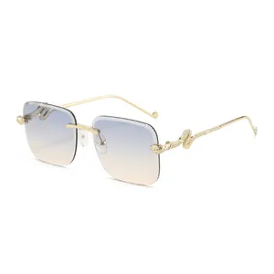 Lunettes soleil sans monture avec branche serpent dorée et verres dégradés bleu-jaune