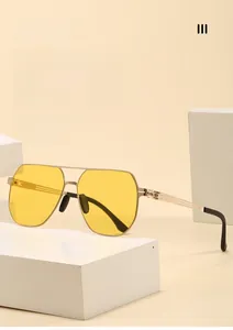 Détail de lunettes aviateur avec verres jaunes et monture en métal doré