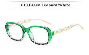 Détail de lunettes de soleil léopard vert avec élégantes branches en chaîne dorée