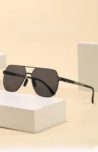 Détail de lunettes pilote avec protection UV400 sur pierres blanches et monture noire