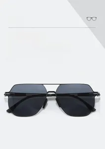 Gros plan de lunettes aviateur noires avec double pont en métal et verres polarisés