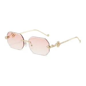 Retro polygoon randloze zonnebril met roze verloopglazen en gouden slangenvormige metalen pootjes