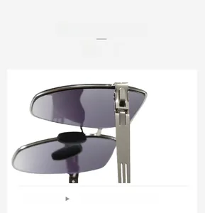Détail de la charnière en métal argenté et des branches de lunettes pilote sans vis