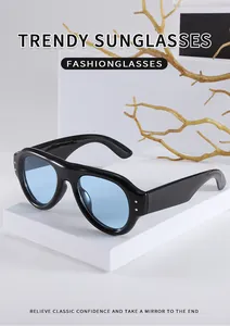 Detail der dicken schwarzen Sonnenbrille mit Nieten und hellblau getönten Gläsern