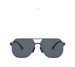 Vue de face des lunettes de soleil aviateur géométriques avec monture noire et verres gris
