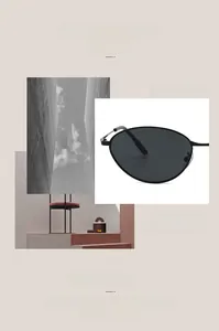 Vue détaillée des lunettes de soleil ovales en métal avec verres foncés et modèle 141