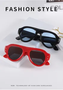 Detailansicht der dicken Sonnenbrille mit Goldnieten und farbigen Gläsern
