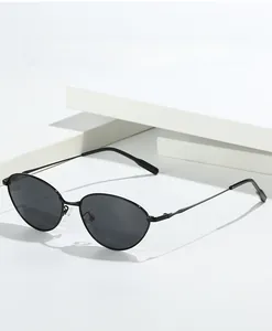 Détails de lunettes de soleil ovales noires avec monture fine en métal et verres gris